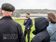 AK021025-73 - Alan King Stable Visit